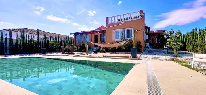 Sale of detached villa in Estepona 2