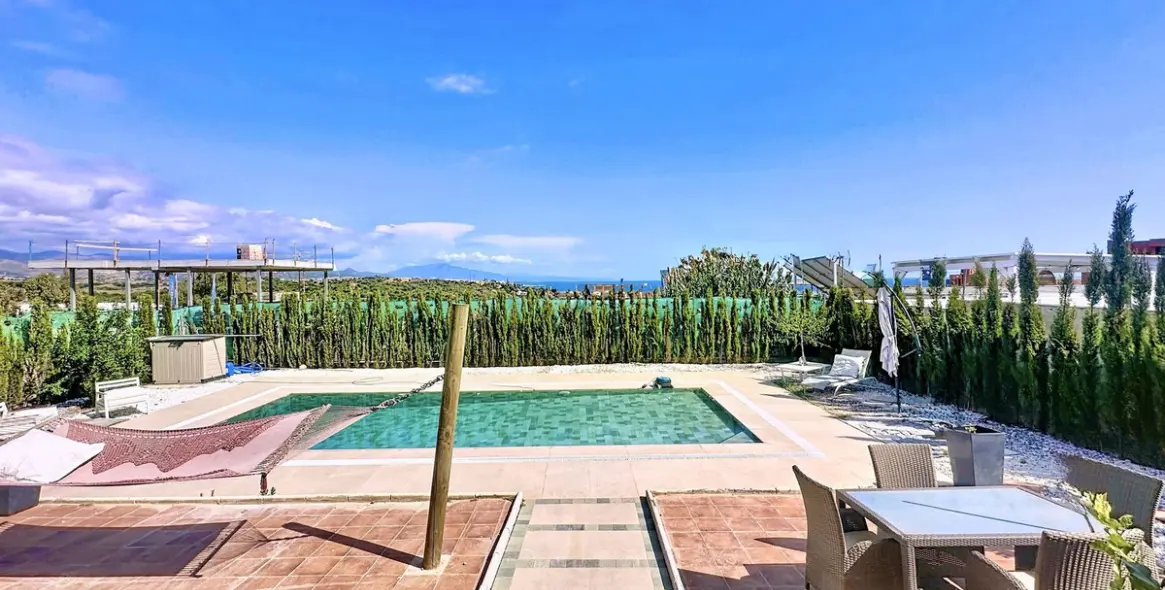 Sale of detached villa in Estepona 4