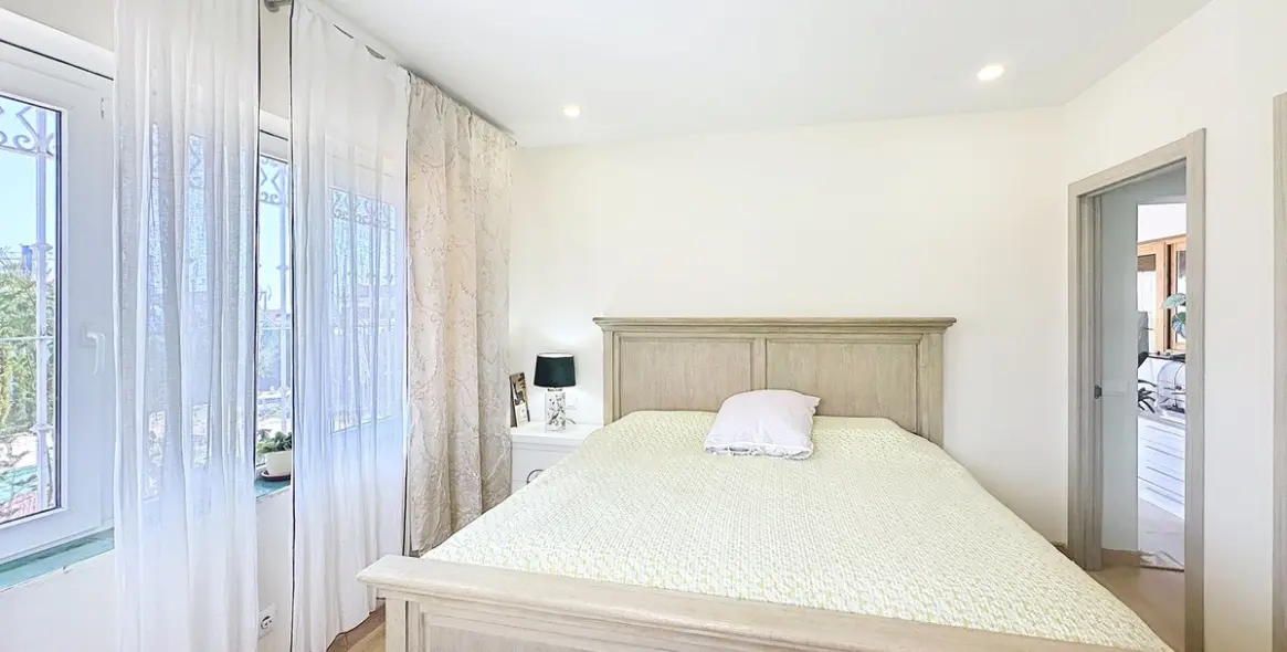 Sale of detached villa in Estepona 9