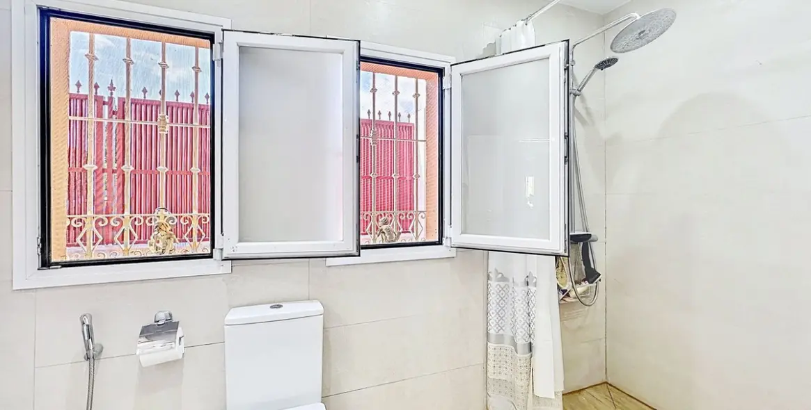 Sale of detached villa in Estepona 16