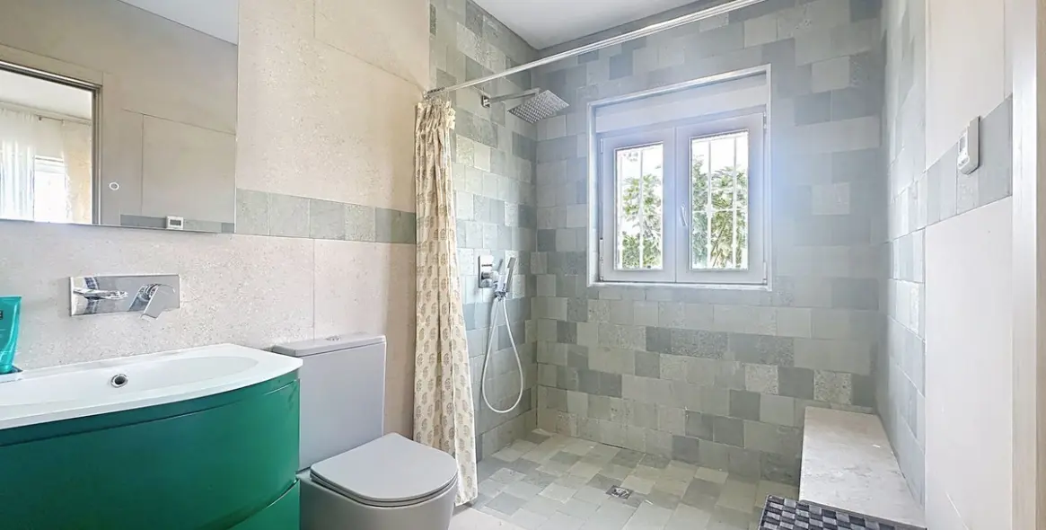 Sale of detached villa in Estepona 33