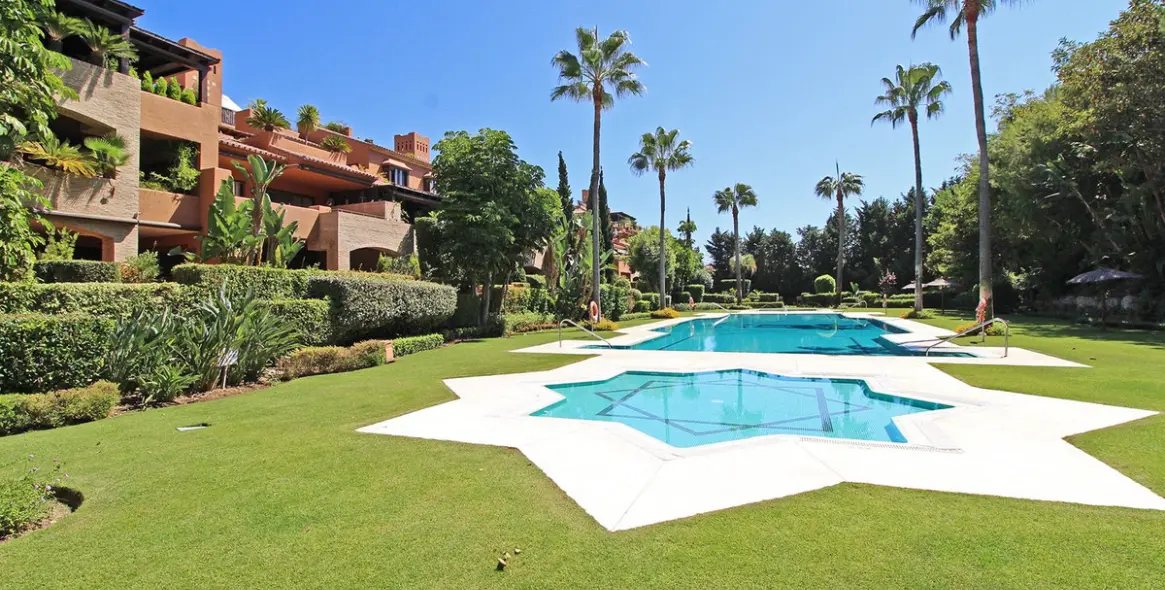 Продажа апартаментов на первом этаже в Guadalmina Baja 1