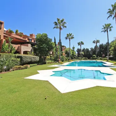 Продажа апартаментов на первом этаже в Guadalmina Baja