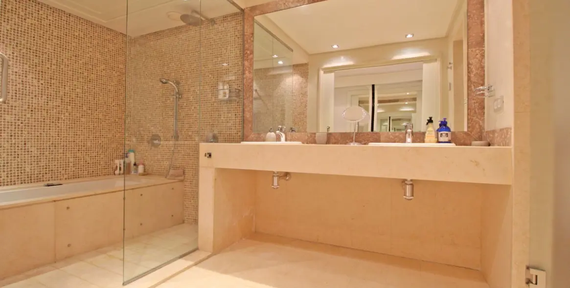 Продажа апартаментов на первом этаже в Guadalmina Baja 14