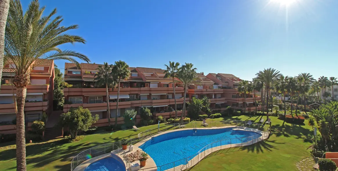 Sale of ground floor apartment in Puerto Banús 1