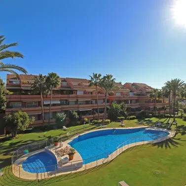 Venta de apartamento en planta baja en Puerto Banús