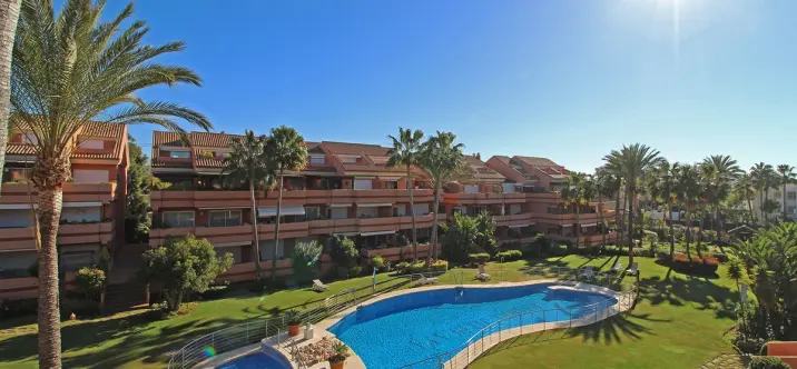 Venta de apartamento en planta baja en Puerto Banús 0