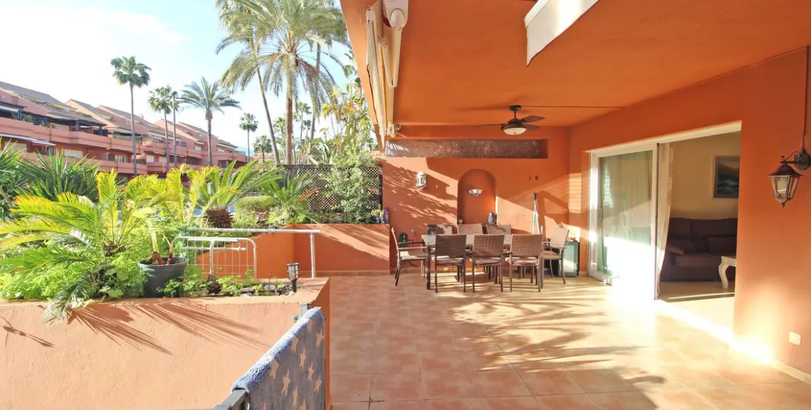 Sale of ground floor apartment in Puerto Banús 2