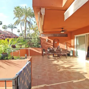 Venta de apartamento en planta baja en Puerto Banús