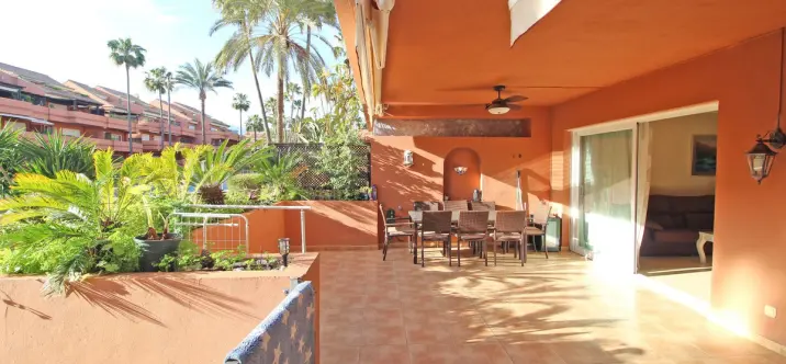 Venta de apartamento en planta baja en Puerto Banús 1