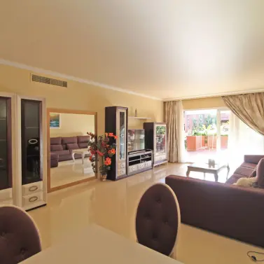 Venta de apartamento en planta baja en Puerto Banús