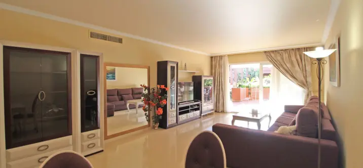 Venta de apartamento en planta baja en Puerto Banús 2