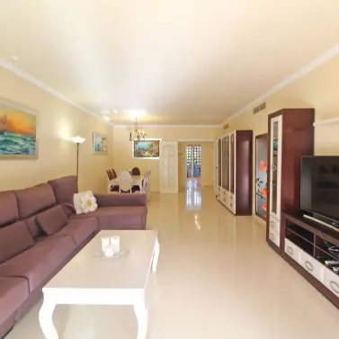 Venta de apartamento en planta baja en Puerto Banús