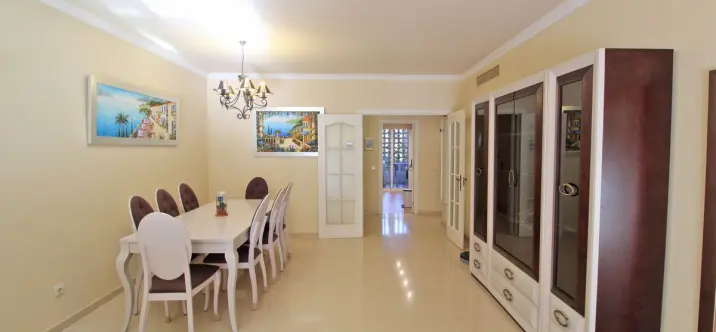 Venta de apartamento en planta baja en Puerto Banús 4