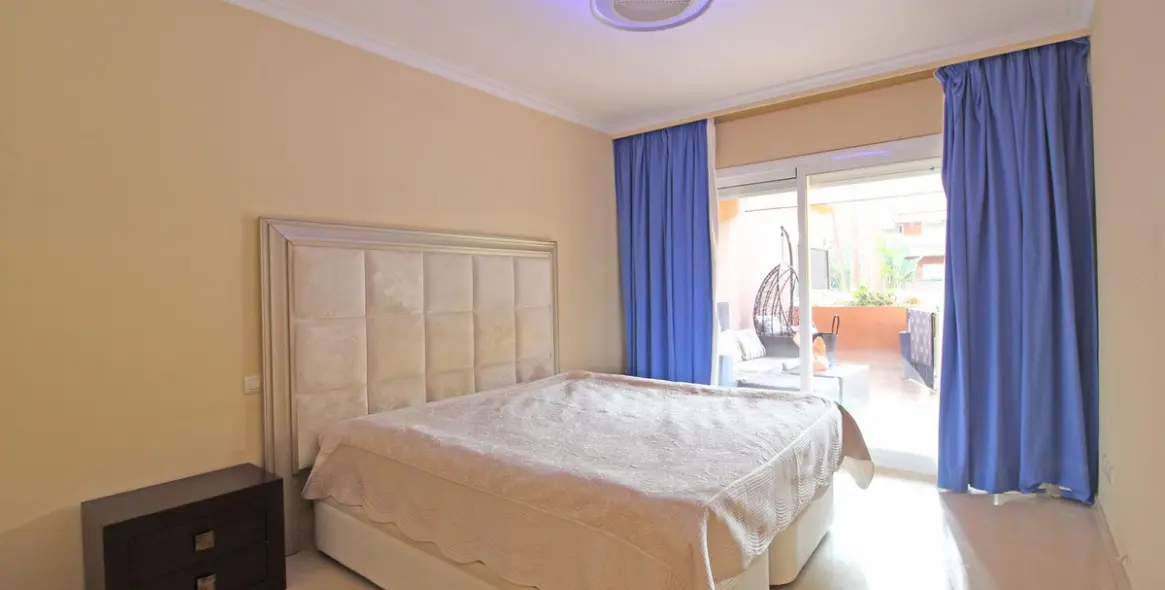 Sale of ground floor apartment in Puerto Banús 10