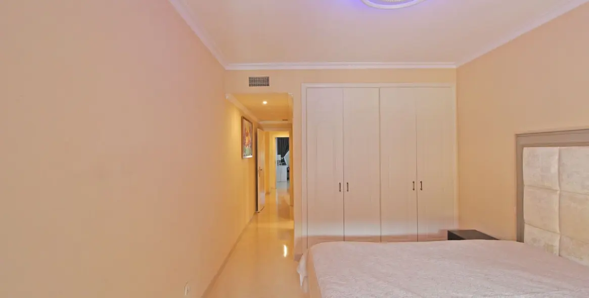 Sale of ground floor apartment in Puerto Banús 11