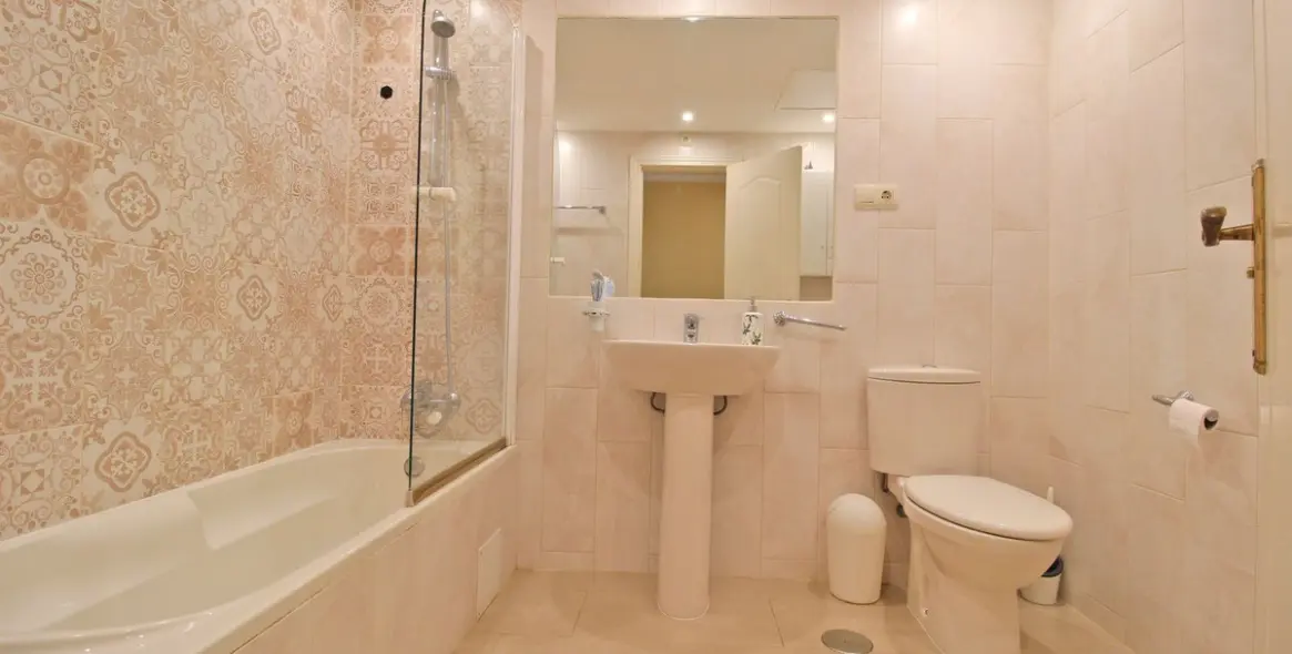 Sale of ground floor apartment in Puerto Banús 13