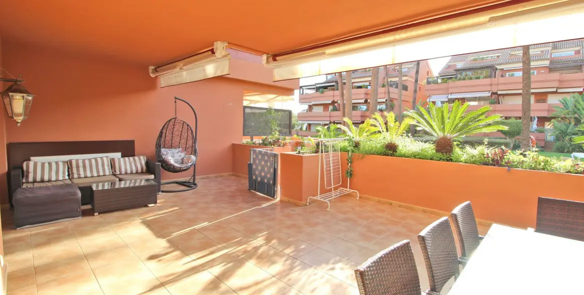 Sale of ground floor apartment in Puerto Banús 15