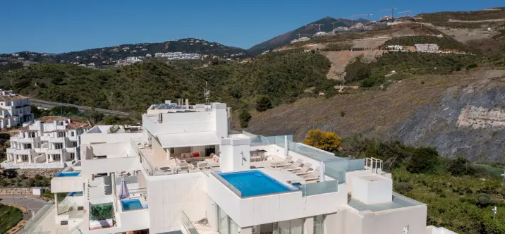 Sale of penthouse duplex in Nueva Andalucía 4