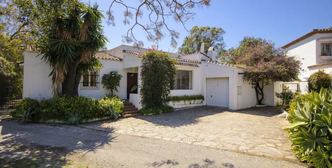 Sale of detached villa in Guadalmina Baja 1