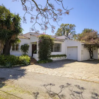 Sale of detached villa in Guadalmina Baja