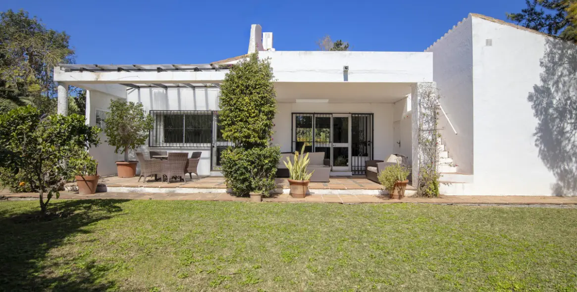 Sale of detached villa in Guadalmina Baja 22