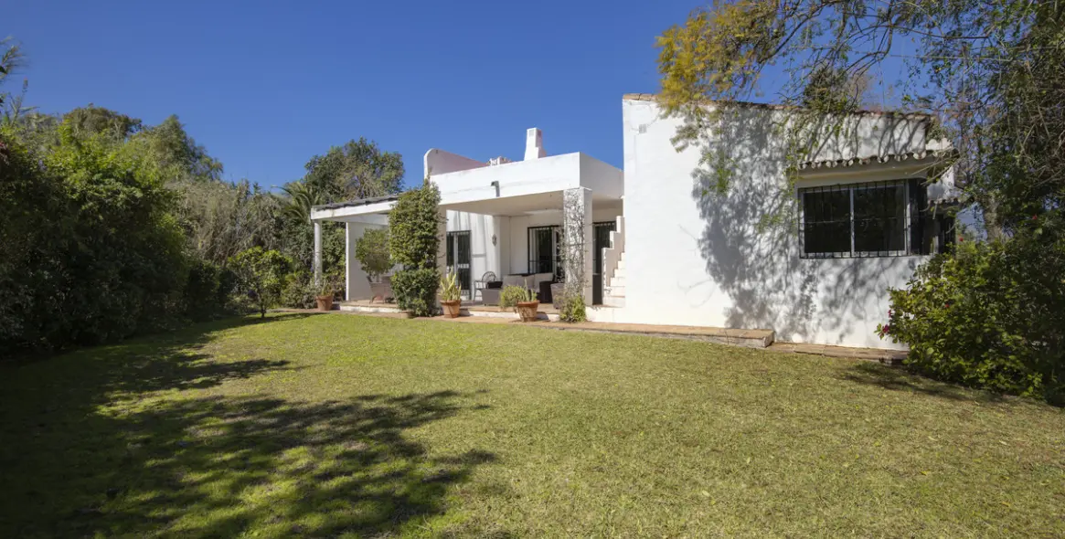 Sale of detached villa in Guadalmina Baja 23