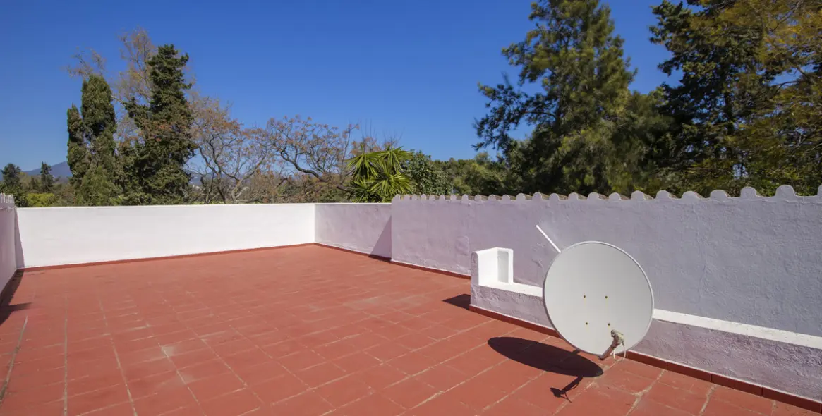 Sale of detached villa in Guadalmina Baja 24