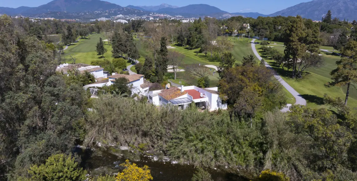 Sale of detached villa in Guadalmina Baja 26