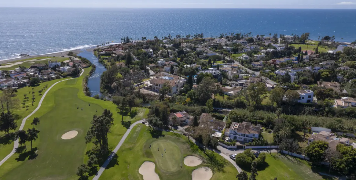 Sale of detached villa in Guadalmina Baja 27