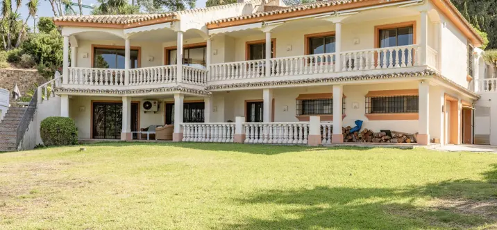 Sale of detached villa in Marbella 1