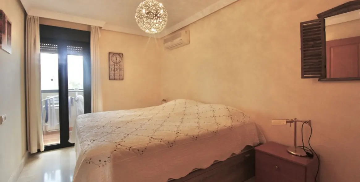 Долгосрочная аренда апартаментов на среднем этаже в San Pedro de Alcántara 12