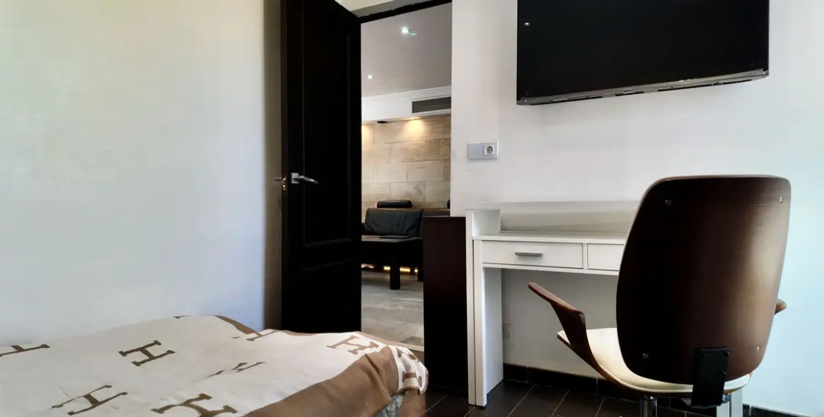 Продажа двухуровневого пентхауса в El Paraiso 18