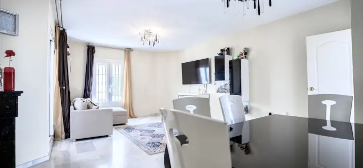 Sale of middle floor apartment in Nueva Andalucía 3