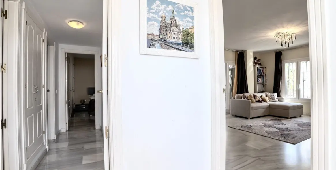 Sale of middle floor apartment in Nueva Andalucía 21