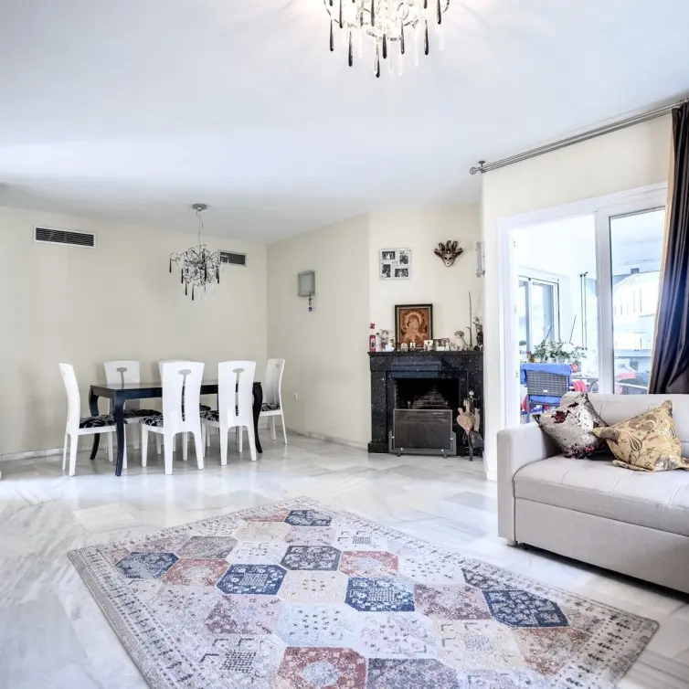 Sale of middle floor apartment in Nueva Andalucía