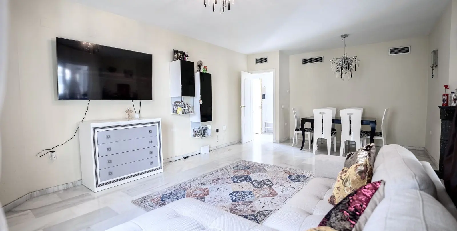 Sale of middle floor apartment in Nueva Andalucía 2
