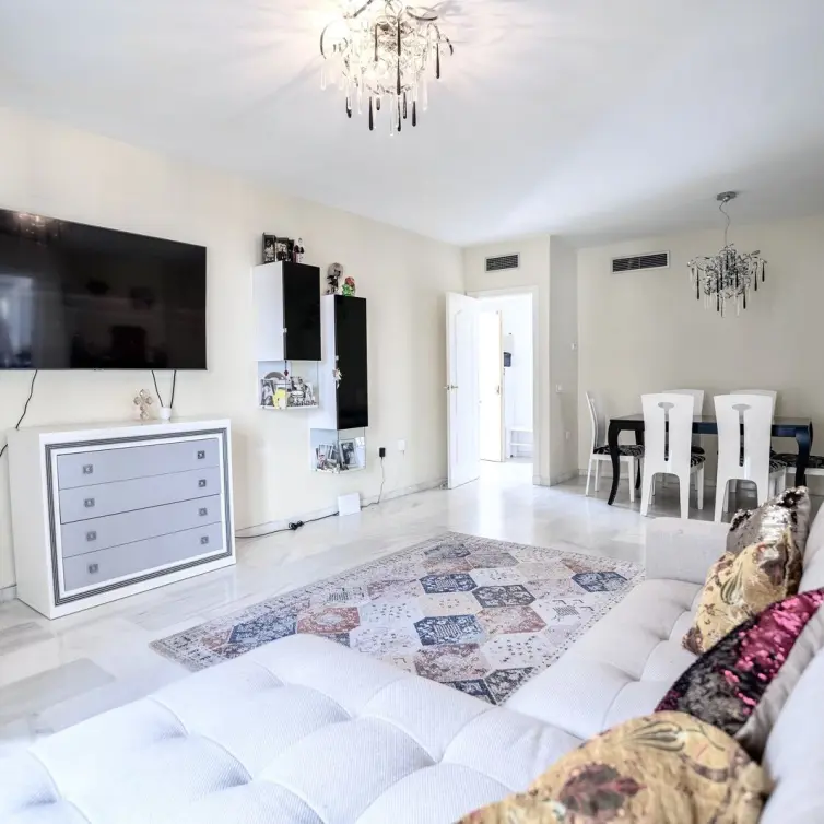 Sale of middle floor apartment in Nueva Andalucía