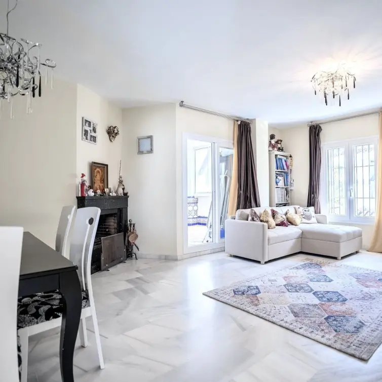 Sale of middle floor apartment in Nueva Andalucía