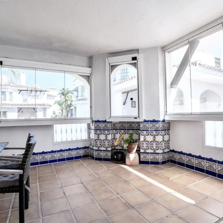 Sale of middle floor apartment in Nueva Andalucía