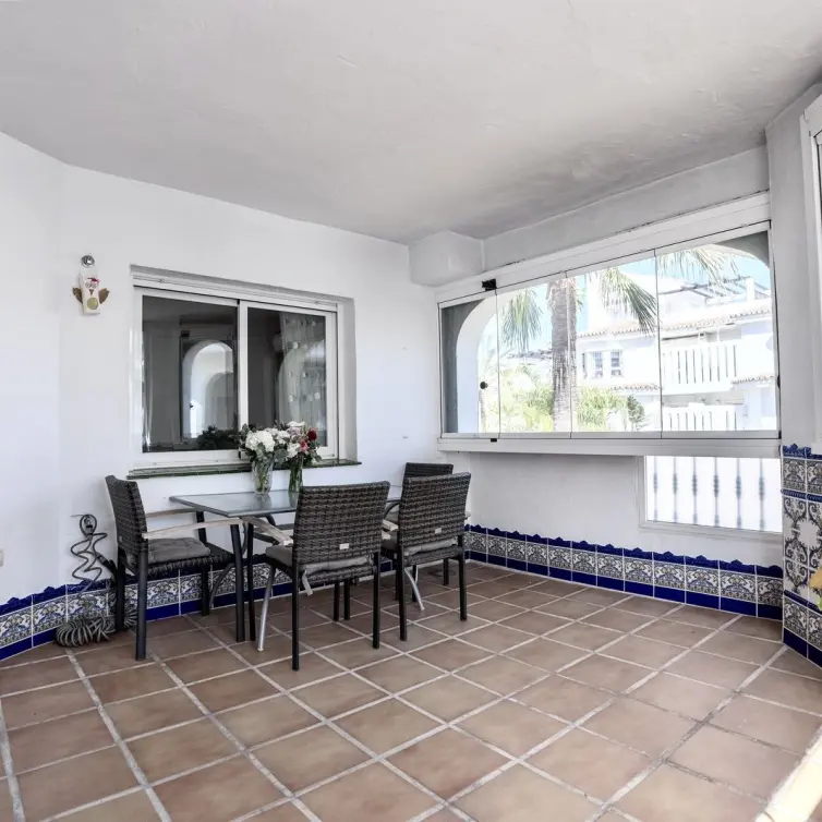 Sale of middle floor apartment in Nueva Andalucía