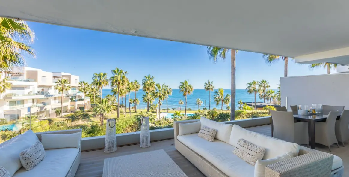 Sale of middle floor apartment in Estepona 1