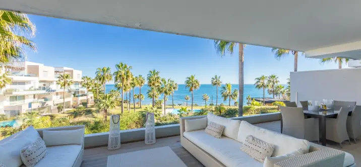 Venta de apartamento en planta media en Estepona 0