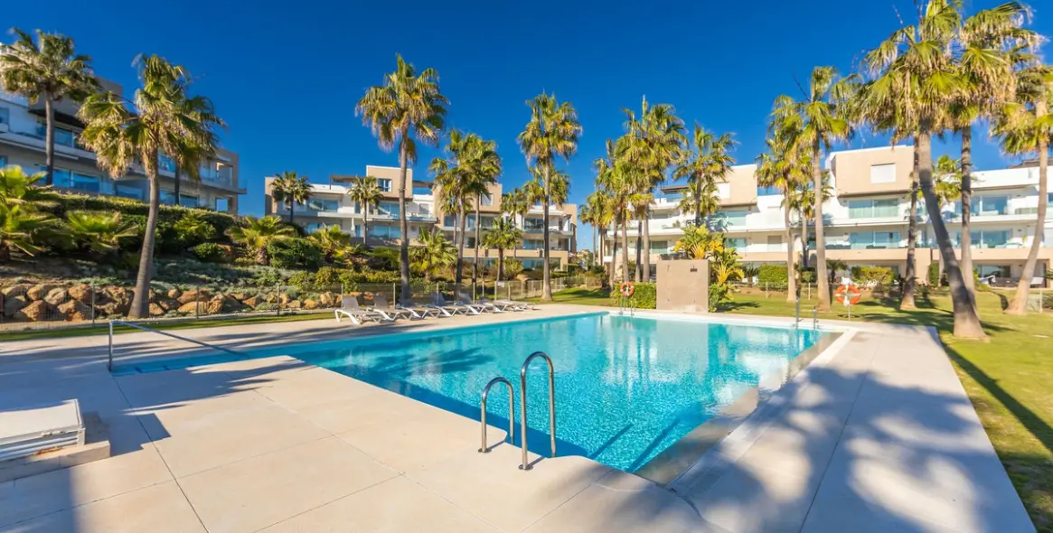 Sale of middle floor apartment in Estepona 2