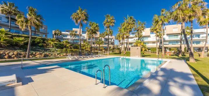 Venta de apartamento en planta media en Estepona 1