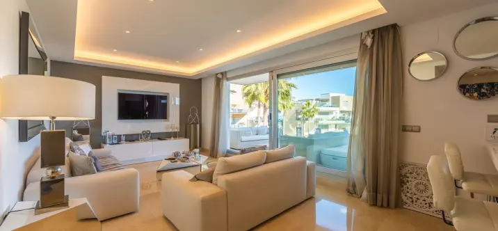 Venta de apartamento en planta media en Estepona 2