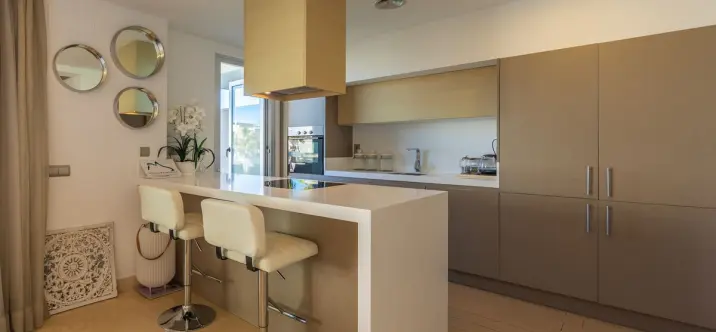 Venta de apartamento en planta media en Estepona 3