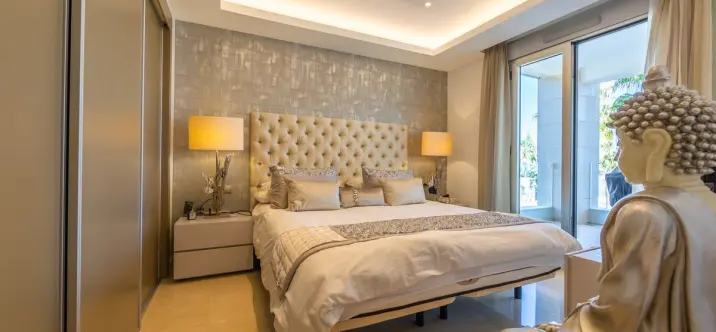 Venta de apartamento en planta media en Estepona 4