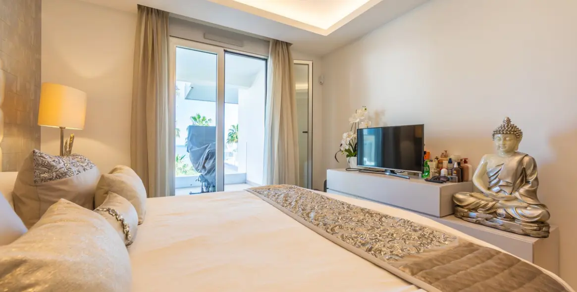 Sale of middle floor apartment in Estepona 32