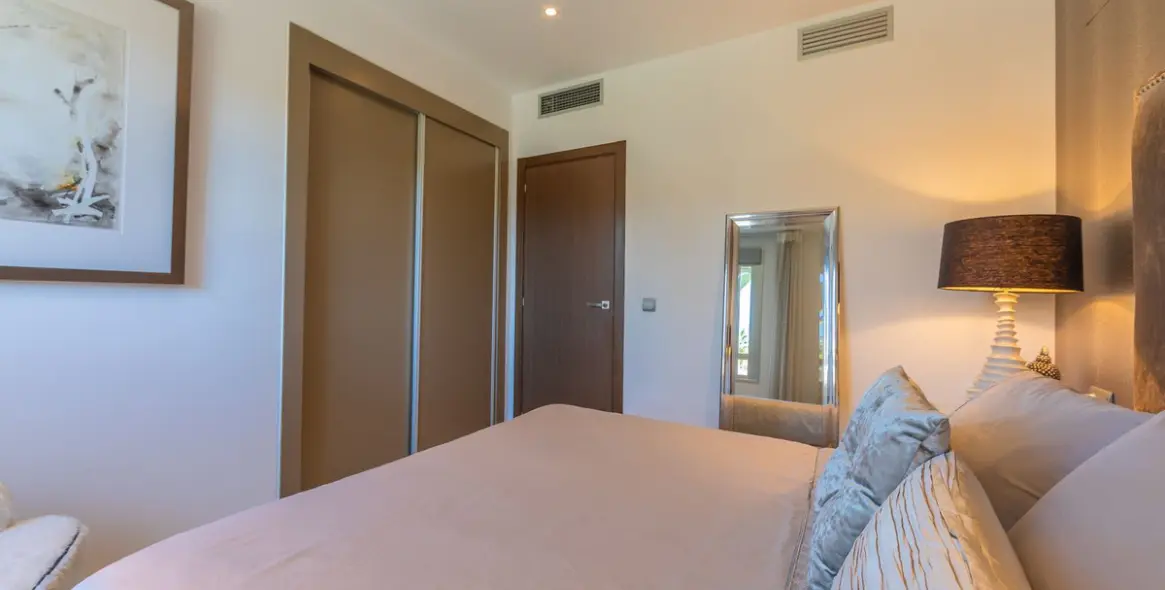 Sale of middle floor apartment in Estepona 35